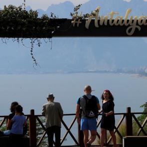 Antalya’da bahar havası: Denize girmenin keyfini çıkardılar!