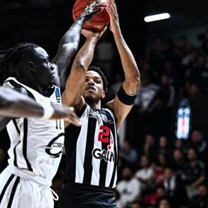 Beşiktaş, Fransız takımına 30 sayı fark attı