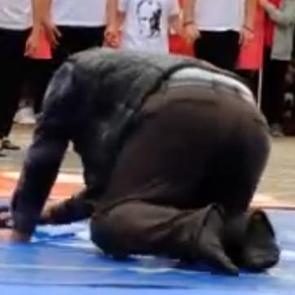 Cumhuriyet Bayramı gösterisinde duygulandıran anlar: Kızı için atkısıyla minderleri sildi