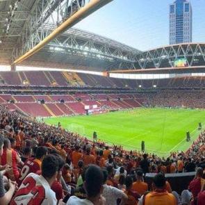 Dev ma&ccedil;ta b&uuml;y&uuml;k s&uuml;rpriz! Yıldız isim trib&uuml;nde