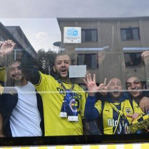 Fenerbah&ccedil;e taraftarı, T&uuml;praş Stadı'na hareket etti