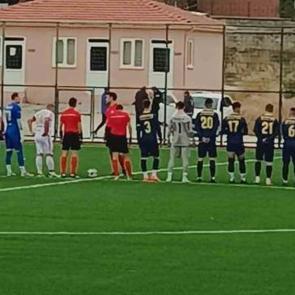 Futbolcunun g&ouml;z&uuml; d&ouml;nd&uuml;, soyunma odasından bı&ccedil;ak aldı: Taraftarı &ouml;ld&uuml;recekti