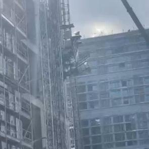 İnşaatın y&uuml;k asans&ouml;r&uuml; d&uuml;şt&uuml;: Ekipler olay yerinde!