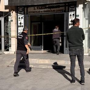 İş hanında görevli bekçi tuvalette ölü bulundu