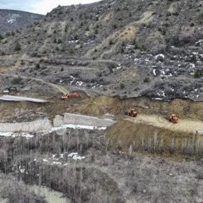 İki il arasındaki kara yolu ulaşıma kapanmıştı: B&ouml;lgede &ccedil;alışmalar s&uuml;r&uuml;yor!