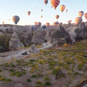 Mevsimin doğaya yansıması: Peribacalarının renkleriyle bütünleşti!