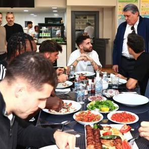 Serdal Adalı, moral yemeğinde takımla buluştu