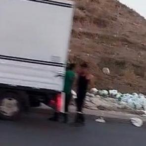 Skandal g&ouml;r&uuml;nt&uuml;n&uuml;n adresi Mersin: Kilolarca yoğurdu b&ouml;yle d&ouml;kt&uuml;ler! 