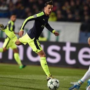 Tam 9 yıl ge&ccedil;ti: Mesut &Ouml;zil'in gol&uuml; yeniden g&uuml;ndemde