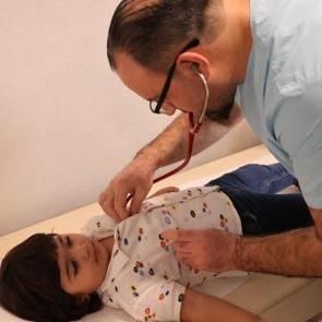 200 binde bir g&ouml;r&uuml;len hastalık! 2 yaşındaki &ccedil;ocuğun g&ouml;ğ&uuml;s boşluğu bağırsakla doldu!