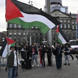 Filistin bayrakları a&ccedil;ıldı! Galatasaray taraftarı Hollanda sokaklarını inletti!