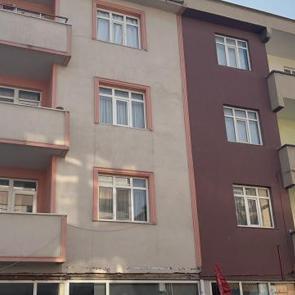 Kocaeli'de kolonlarında &ccedil;atlak oluşan 3 bina boşaltıldı