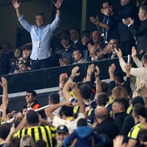 Fenerbah&ccedil;e trib&uuml;nlerinden Sadettin Saran'a tam destek!