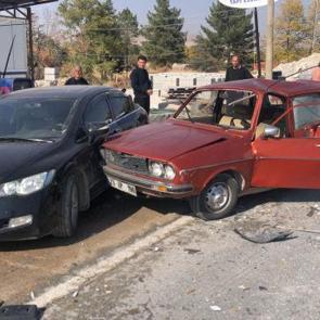 Elazığ'da feci kaza: Arabanın yarısı koptu! 1 ölü