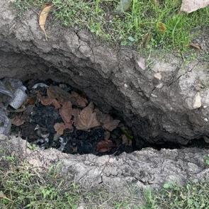 Elma bah&ccedil;esinde endişelendiren olay! Evlerin duvarları &ccedil;atladı