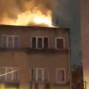 Fatih'te 3 katlı binanın çatısı alev alev yandı