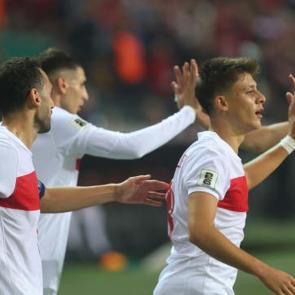 Fenerbah&ccedil;e milli yıldız i&ccedil;in atağa kalktı: İddialara ilk yanıt geldi