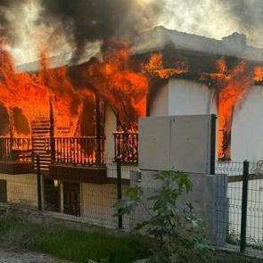 İl&ccedil;eyi birbirine kattı! Evleri ateşe verdi! 2 jandarmayı bı&ccedil;akladı! Saldırgan vuruldu