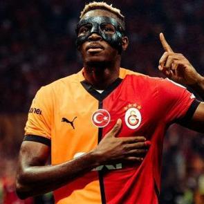 Osimhen g&ouml;n&uuml;lleri fethetti! Camide namaz kılan &ccedil;ocukları paylaştı