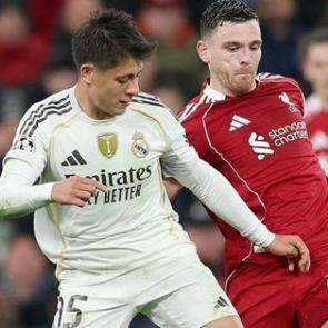 Liverpool ma&ccedil;ında Arda G&uuml;ler'e yapılan hareket sosyal medyayı salladı: &Ouml;fke kusuyorlar