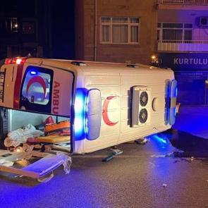 Otomobille hasta taşıyan ambulans çarpıştı: Çok sayıda yaralı var