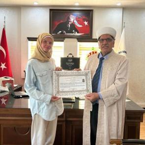 Polonyalı gazeteci Türkiye'de Müslüman oldu, Ayşe ismini aldı!