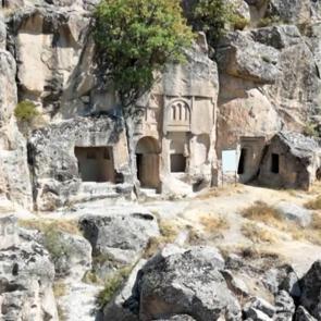 Roma ve Bizans’ın izlerini taşıyor! Mağaralar, kiliseler ve yeraltı şehirleri…