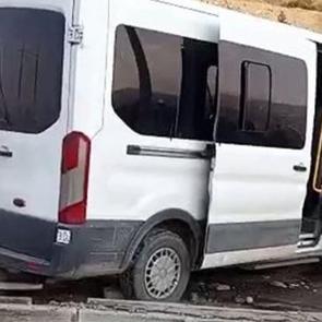 Servis minibüsü ile hafif ticari araç çarpıştı: 13'ü çocuk 19 yaralı