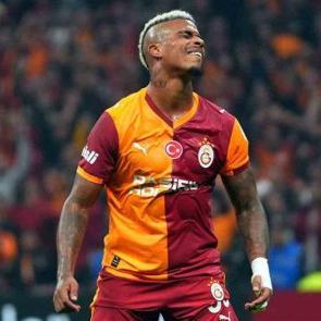 Taraftar transfer ettirmişti! Galatasaray s&ouml;zleşmesini uzatıyor