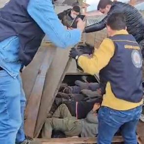 TIR'ın dorsesindeki gizli bölgede 20 kaçak göçmen yakalandı