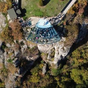 “Türkiye’nin ilk cam seyir terası”: Sonbaharın büyüsünü buradan seyrediyorlar!