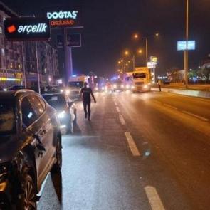 Yolun karşısına geçmeye çalışan 2 kadına otomobil çarptı: 1 ölü, 1 ağır yaralı