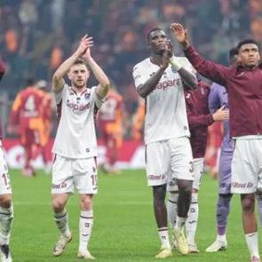 11 kişi &ccedil;ıktıkları sahada 2 futbolcuyla 21 puan topladılar