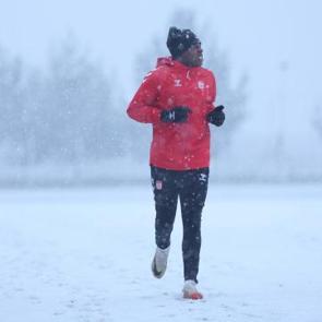 1. Lig ekibi kar yağışı altında antrenman yaptı