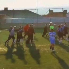 6 goll&uuml; karşılaşmada taraftar sahaya girdi! Hakem ma&ccedil;ı tatil etti