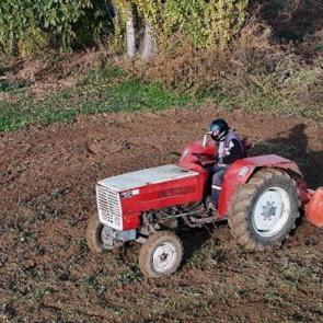 Gören şaştı kaldı: 67 yaşındaki çiftçi yeni yönetmeliğe göre hazırlanıp tarlasını sürdü