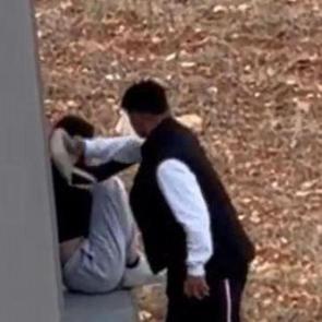 Adana’da bir kişi, tartıştığı kadını çantayla dövdü