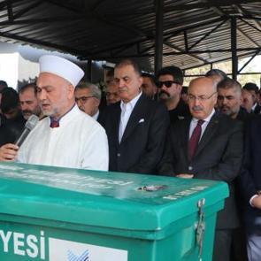 AK Parti Sözcüsü Çelik, dayısının cenaze törenine katıldı