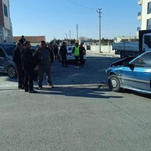 Aksaray'da hafif ticari araç ile otomobil çarpıştı: 7 yaralı