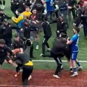 Amat&ouml;r ma&ccedil;ta tam 24 kırmızı kart &ccedil;ıktı!