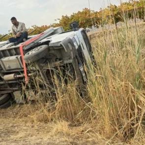 Batman'da kayan kamyonet devrildi: 5 kişi kazadan burnu kanamadan kurtuldu