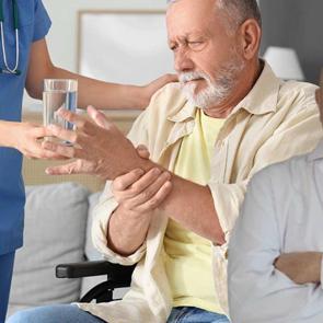 Bu belirtiye dikkat: Parkinson'un ilk sinyali 'basit' bir titreme olabilir