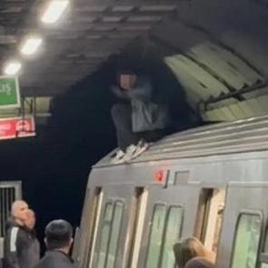 Durakta metronun üzerine çıktı, ortalığı birbirine kattı