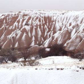 İki mevsim tek karede buluştu! Kapadokya’dan masalsı manzaralar