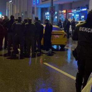 Kayseri&rsquo;de gece kul&uuml;b&uuml;nde &ccedil;ıkan kavga sokağa taştı! Lin&ccedil;ten polis kurtardı