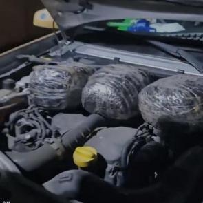 Otomobilin kaputunun altında 3 kilo skunk ele geçirildi