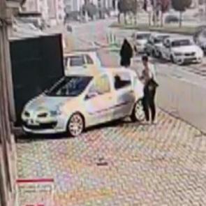 Park halindeki aracı çizip hiçbir şey olmamış gibi yoluna devam etti