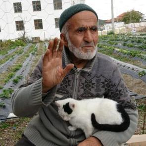 Bah&ccedil;esindeki &uuml;r&uuml;nleri hibe eden İbrahim dede: "Hepsinin hayır duasını almak bana yetiyor"