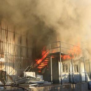 Sandalye üretim atölyesi alev alev yandı