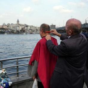 13 ülke ve 80 şehirde bedava tıraş: Neşeli Günler’deki ‘Ziya’ karakteri gerçek oldu